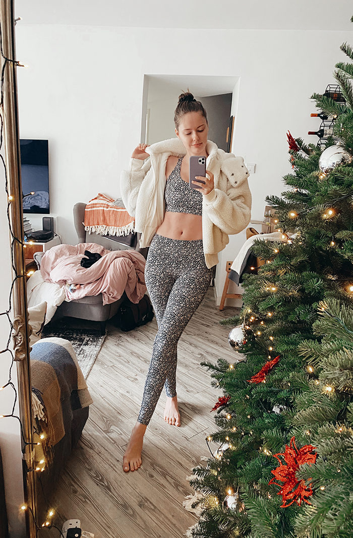 Alyssa Campanella of The A List blog shares her daily look wearing Summersalt floral leggings and sports bra and Alo Yoga Foxy Sherpa coat